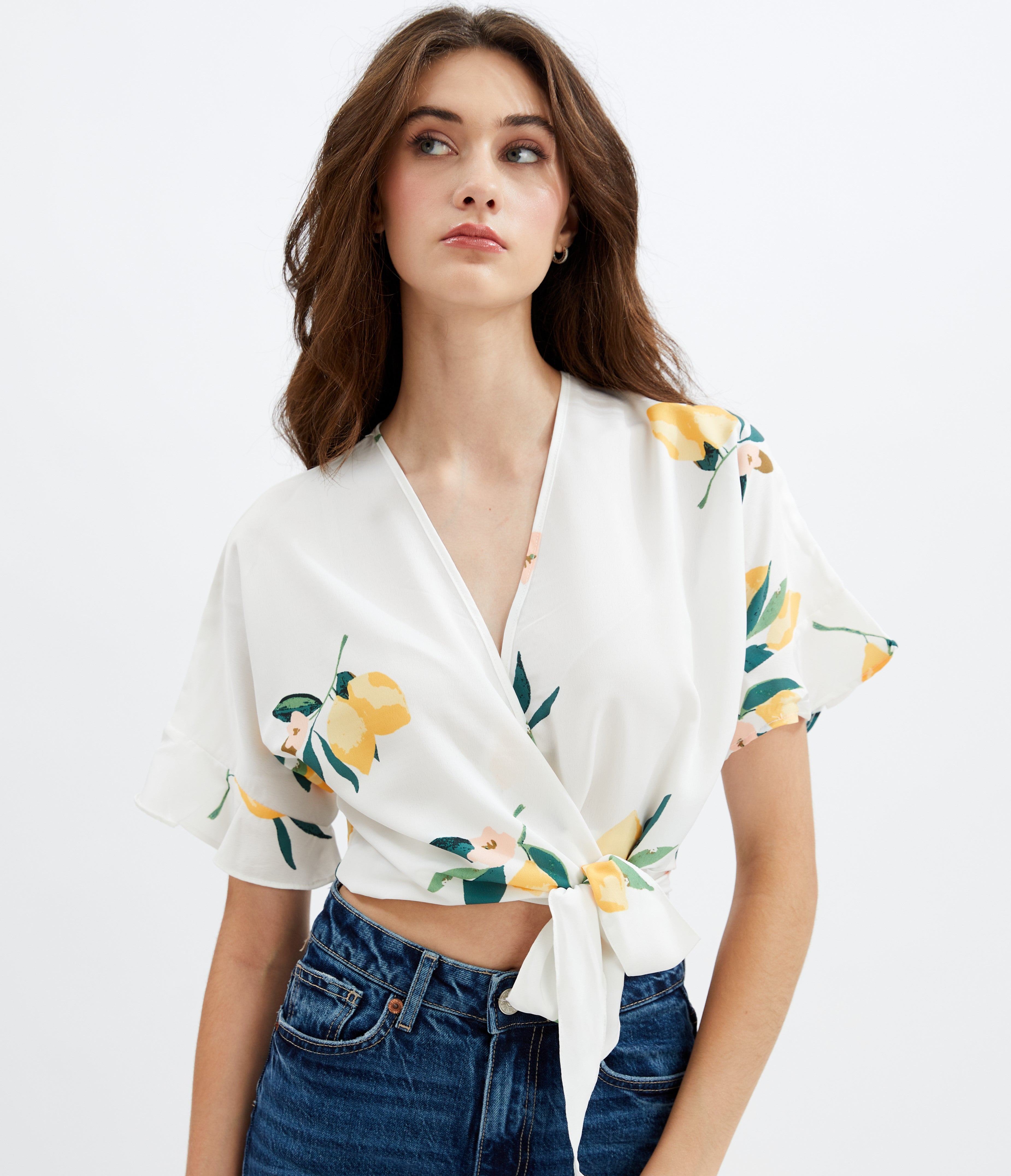 GIA | Ruffle Lemon Print Wrap Top || GIA |Top cache-cœur à volants imprimé  citron