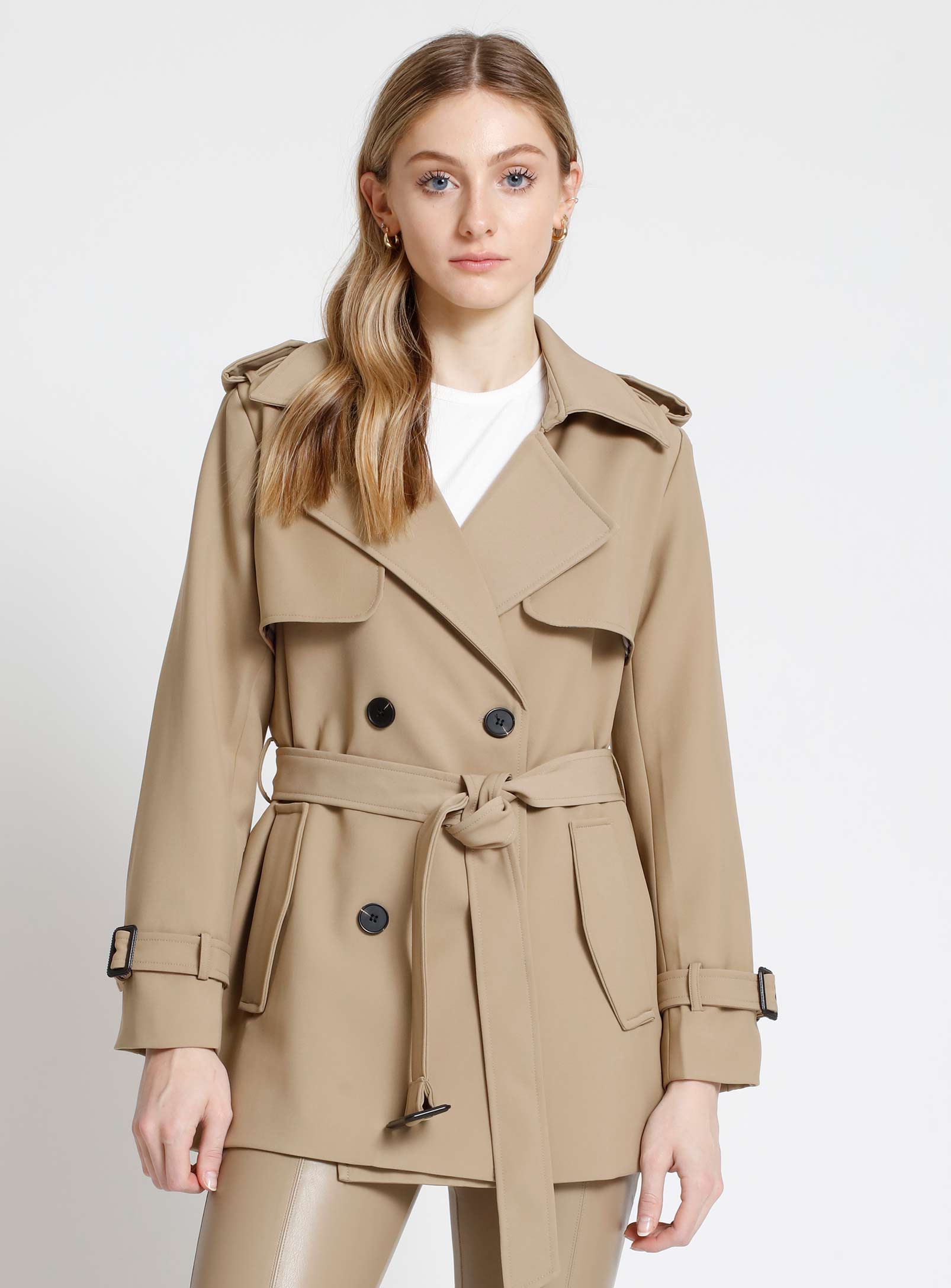 AUBREY | Short double breasted belted trench coat || AUBREY | Trench-coat  court à double boutonnage ceinturé