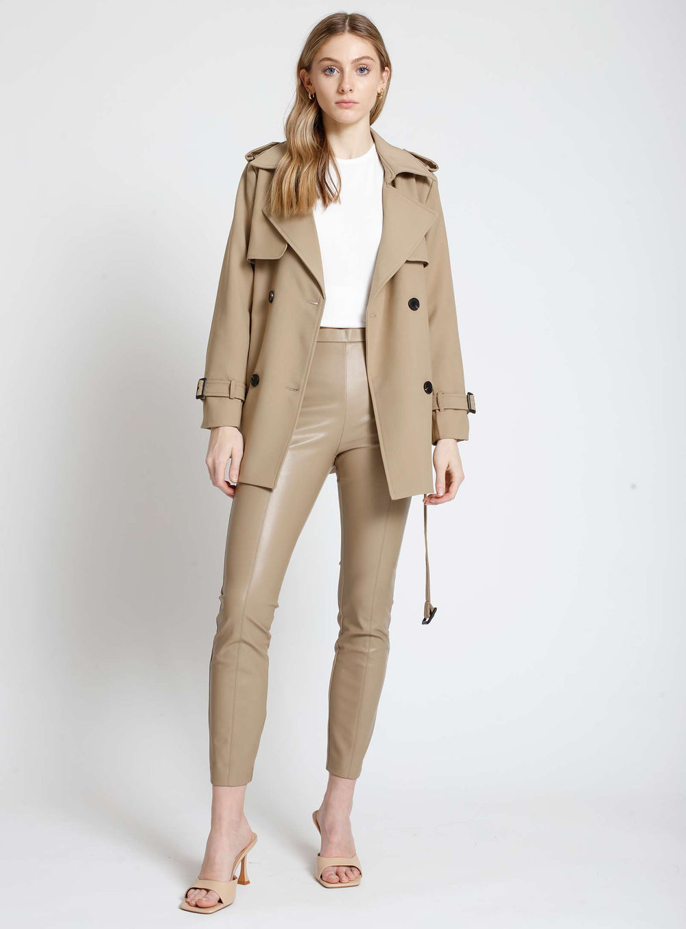 AUBREY | Short double breasted belted trench coat || AUBREY | Trench-coat  court à double boutonnage ceinturé