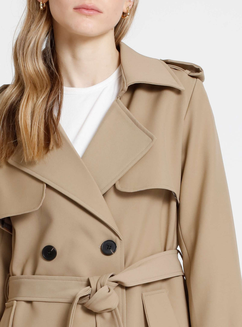 AUBREY | Short double breasted belted trench coat || AUBREY | Trench-coat  court à double boutonnage ceinturé