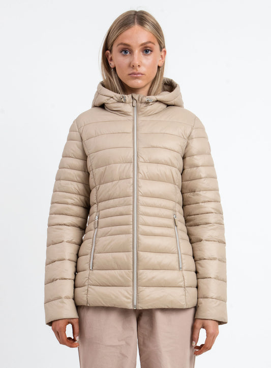 LESLIEVILLE | PACKABLE HOODED ULTRALIGHT JACKET-CAMEL||LESLIEVILLE | MANTEAU ULTRALÉGER À CAPUCHE COMPRESSIBLE-CHAMEAU