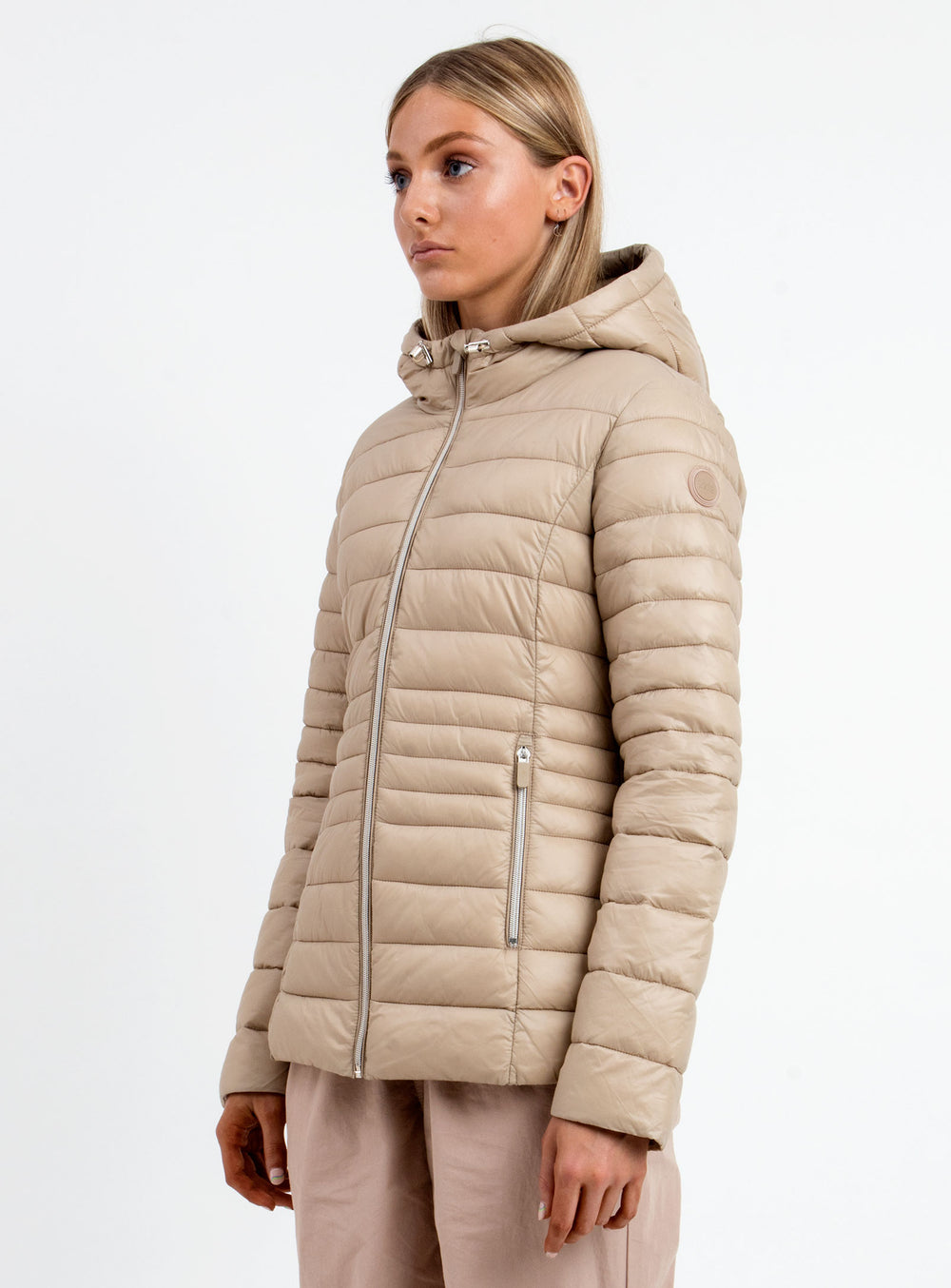LESLIEVILLE | PACKABLE HOODED ULTRALIGHT JACKET-CAMEL||LESLIEVILLE | MANTEAU ULTRALÉGER À CAPUCHE COMPRESSIBLE-CHAMEAU