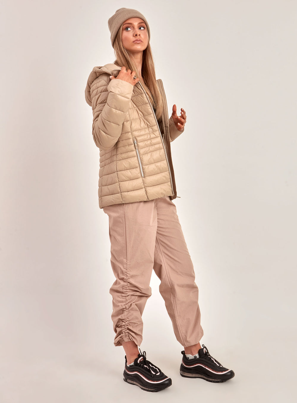 LESLIEVILLE | PACKABLE HOODED ULTRALIGHT JACKET-CAMEL||LESLIEVILLE | MANTEAU ULTRALÉGER À CAPUCHE COMPRESSIBLE-CHAMEAU