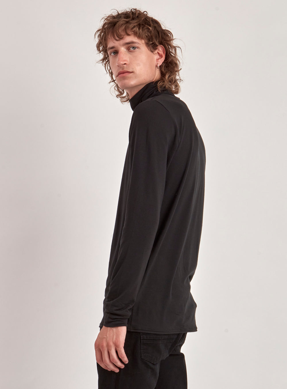 OWEN | ORGANIC COTTON TURTLENECK T-SHIRT||OWEN | T-SHIRT COL ROULÉ EN COTON BIOLOGIQUE